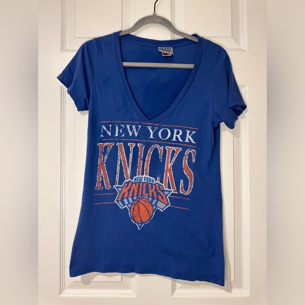 NY Knicks Basketball V-Neck Tee Junk Food Size Medium